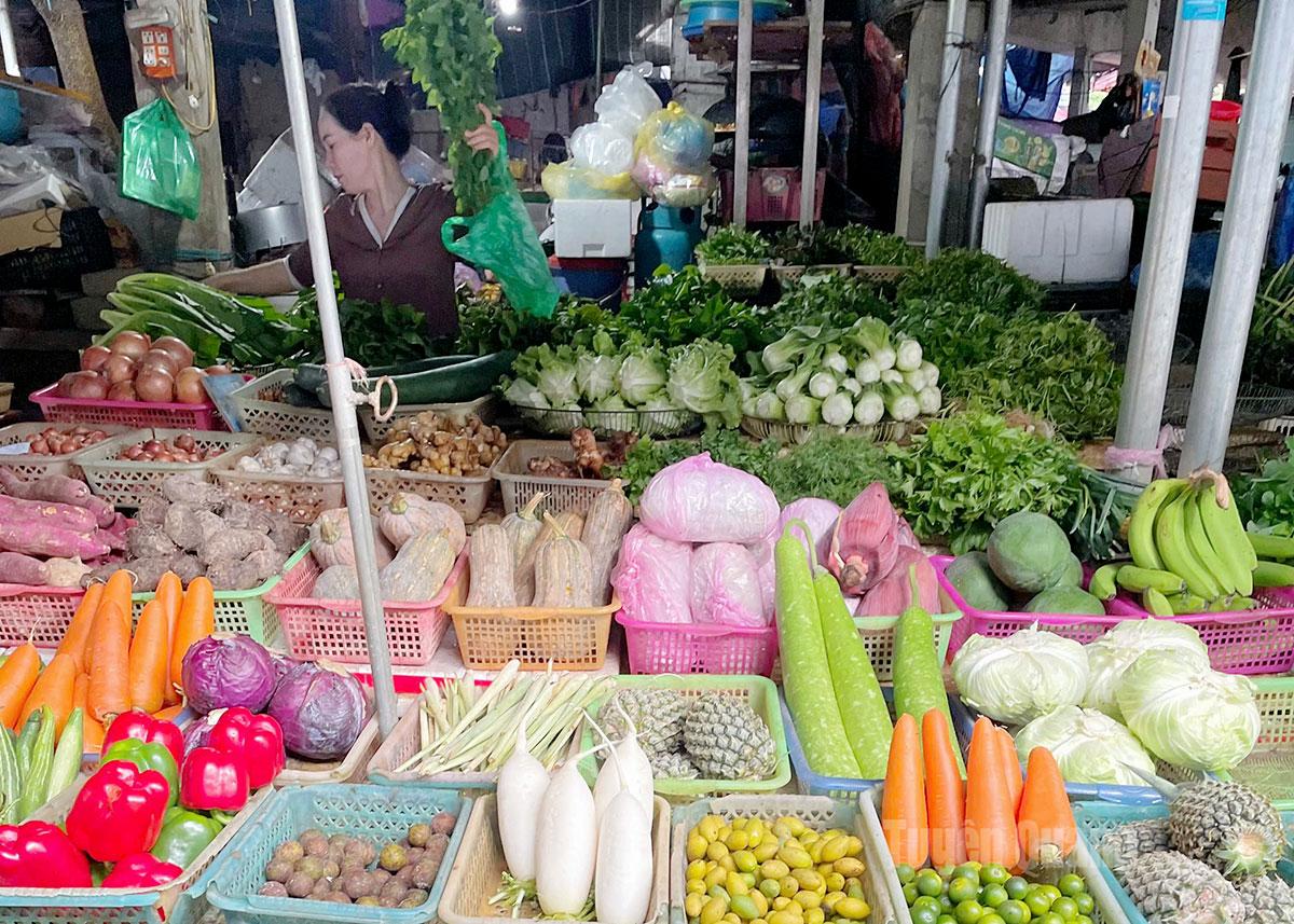 Οι τιμές των λαχανικών στην αγορά Phan Thiet, στην περιοχή Minh Xuan, αυξήθηκαν ελαφρώς μετά την καταιγίδα.