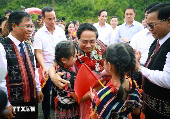 ttxvn-thu-tuong-khoi-cong-truong-tay-giang-4.jpg