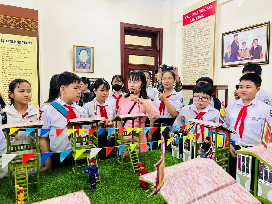 hoc-sinh-truong-thcs-nguyen-hue-tim-hieu-cac-loai-hinh-nghe-thuat-truyen-thong.jpg