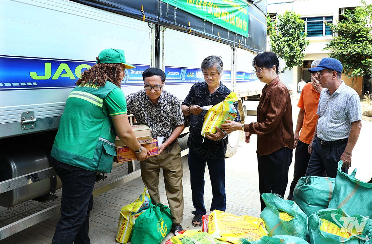 Vertreter der Künstler der Literatur- und Kunstvereinigung der Provinz Thai Nguyen waren gerührt, Unterstützungsgeschenke entgegenzunehmen.