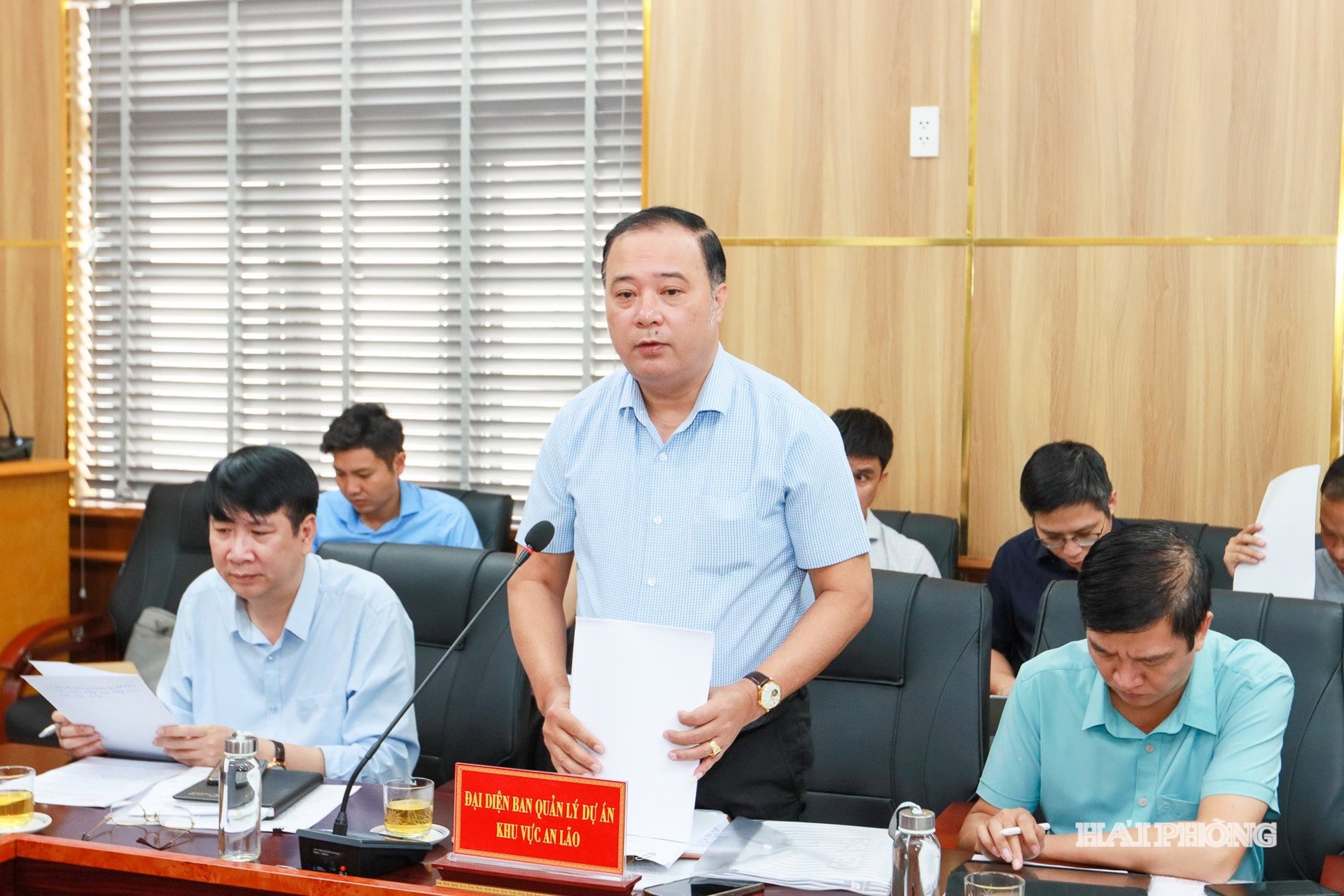 Representant för An Laos regionala projektledningsnämnd talar