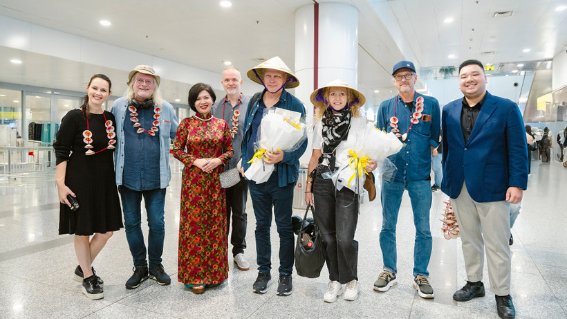 Konstnärer på Noi Bai flygplats. (Foto: Organisationskommittén)