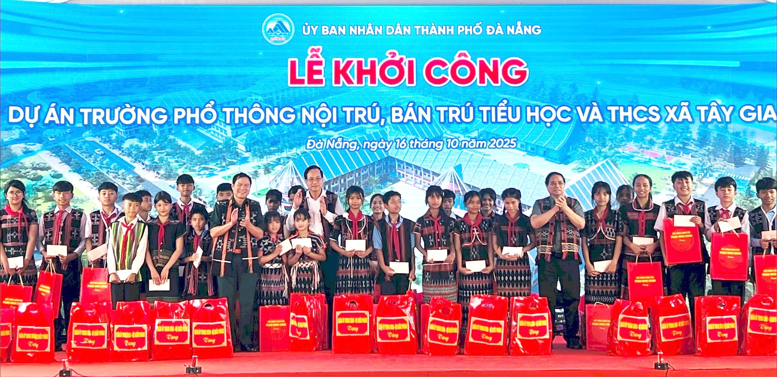 Pham Minh Chinh miniszterelnök, Dao Ngoc Dung etnikai kisebbségekért és vallásokért felelős miniszter, valamint Nguyễn Quang Cuong tábornok, a nemzetvédelmi miniszterhelyettes több száz ajándékot adott át Tay Giang község etnikai kisebbséghez tartozó diákjainak.