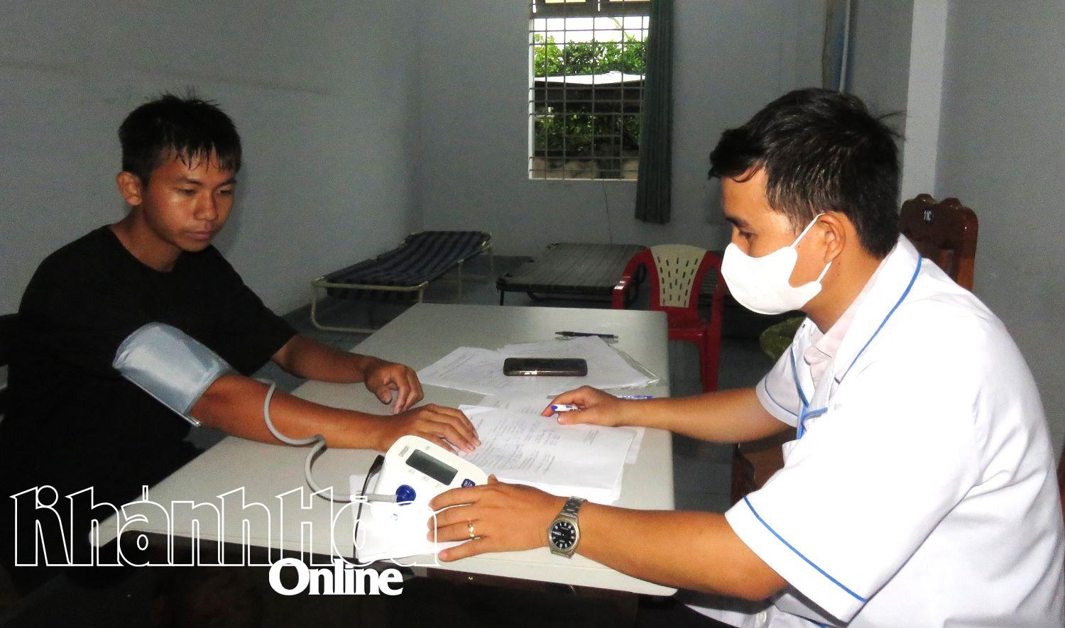 เจ้าหน้าที่ทางการแพทย์ตรวจวัดความดันโลหิตให้ชายหนุ่ม