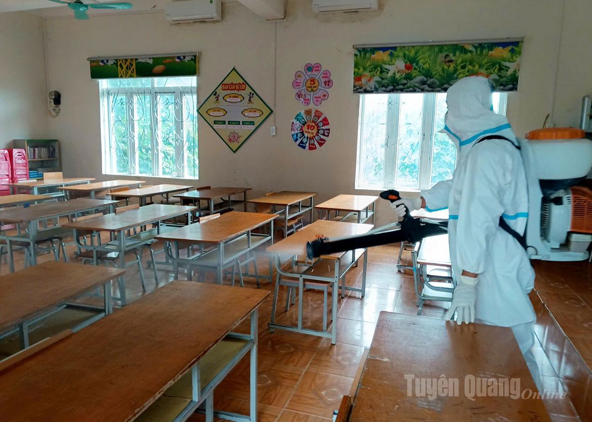 Medisinsk personell desinfiserer klasserom på Tran Phu barneskole, Ha Giang 2 menighet.