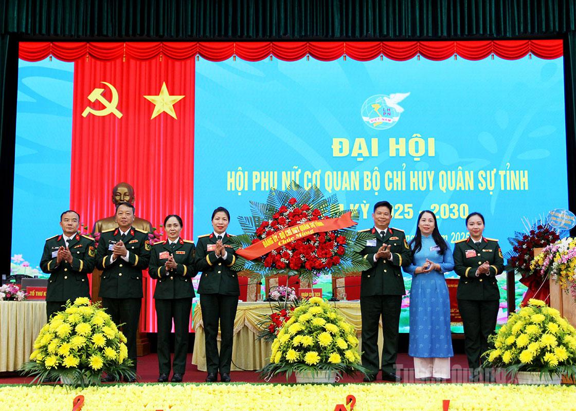 ຄະນະບັນຊາການທະຫານແຂວງ ມອບດອກໄມ້ອວຍພອນກອງປະຊຸມໃຫຍ່.