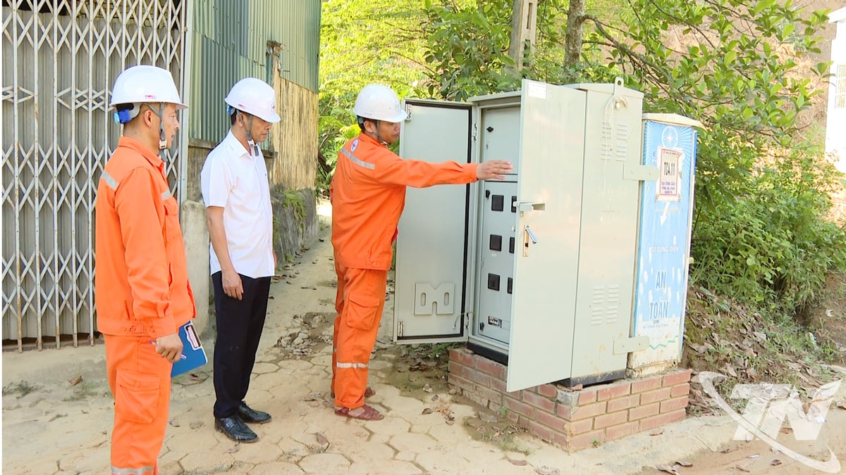 A Equipe Regional de Gestão de Energia de Bac Kan inspeciona o sistema de energia no bairro de Bac Kan.