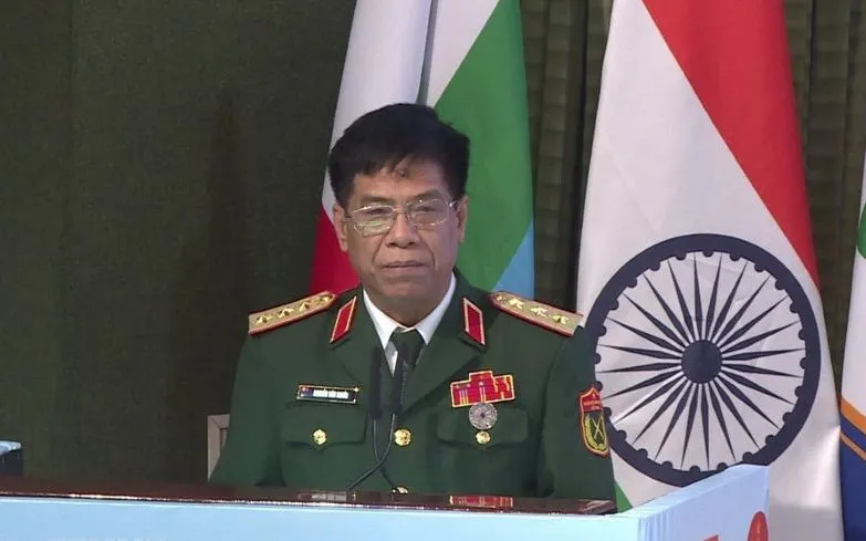 Generallöjtnant Nguyen Van Nghia, biträdande chef för generalstaben i Vietnams folkarmé, talar vid konferensen. (Foto: VNA) Thượng tướng Nguyễn Văn Nghĩa, Phó Tổng Tham mưu trưởng Quân đội Nhân dân Việt Nam, phát biểu tại Hội nghị. (Ảnh: TTXVN)