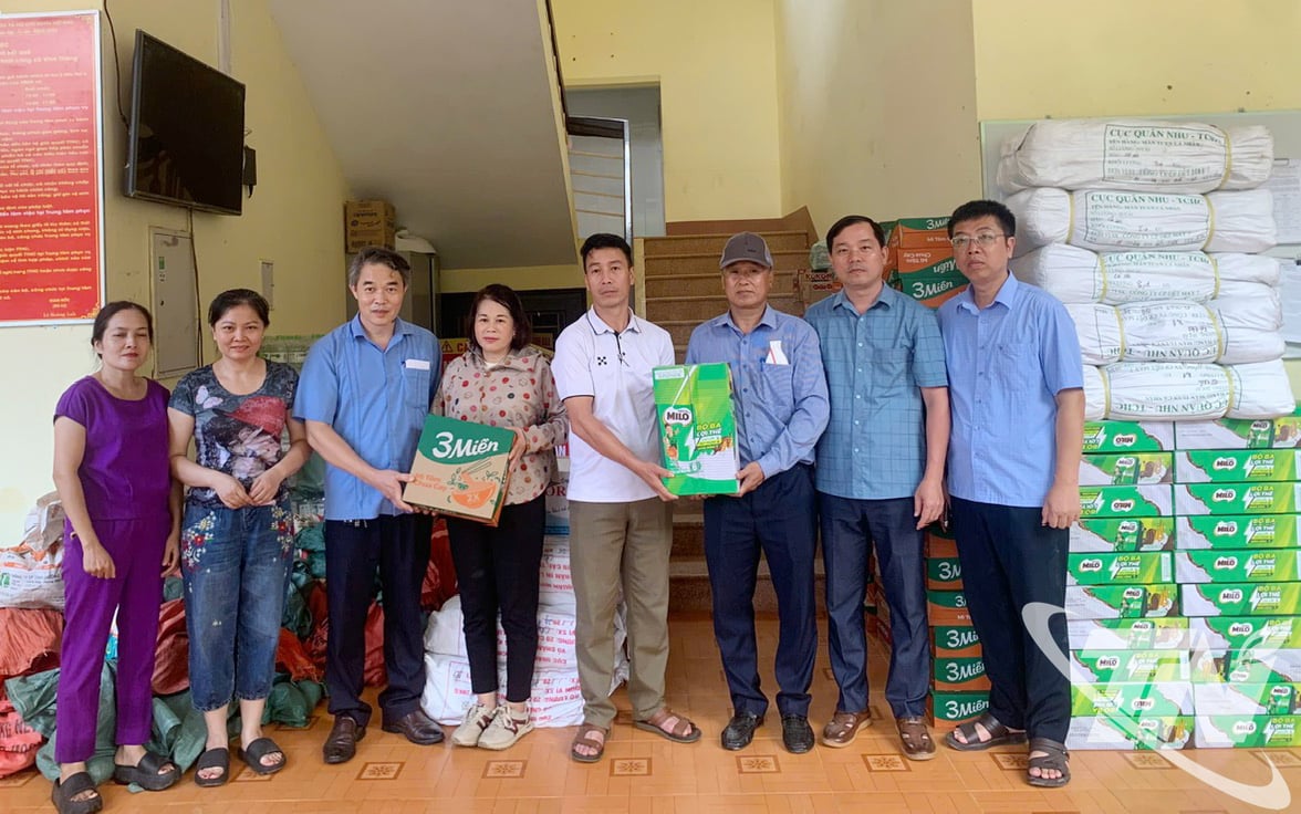 ผู้นำ ข้าราชการ และสมาชิกสมาคมเกษตรกรจังหวัดเชียงราย มอบสิ่งของจำเป็น ให้กับประชาชน ต.เวียงทอง ที่ได้รับผลกระทบจากอุทกภัย
