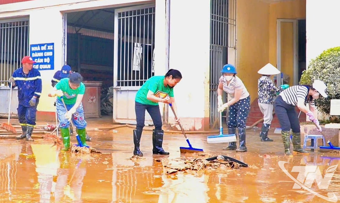 เจ้าหน้าที่และสมาชิกสมาคมเกษตรกรจังหวัด พร้อมด้วยกำลังพลและประชาชน ให้ความช่วยเหลือผู้ประสบภัยน้ำท่วมและพายุในการทำความสะอาด