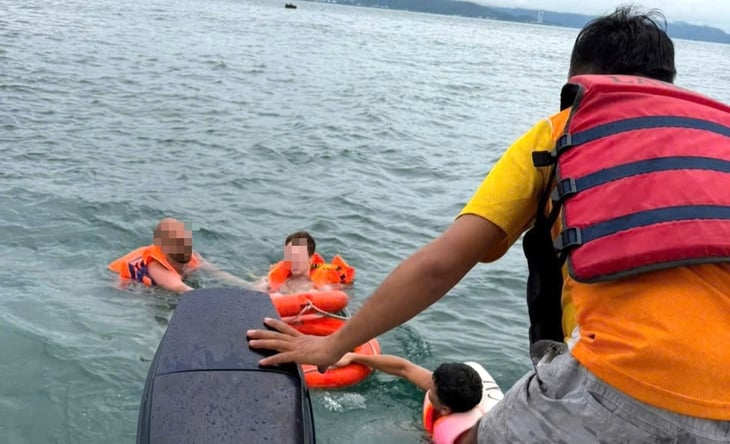 Saving foreign tourists from drowning while swimming in Nha Trang beach in the rain and wind - Photo 1. Cứu du khách nước ngoài đuối nước khi tắm biển Nha Trang lúc mưa lớn - Ảnh 1.