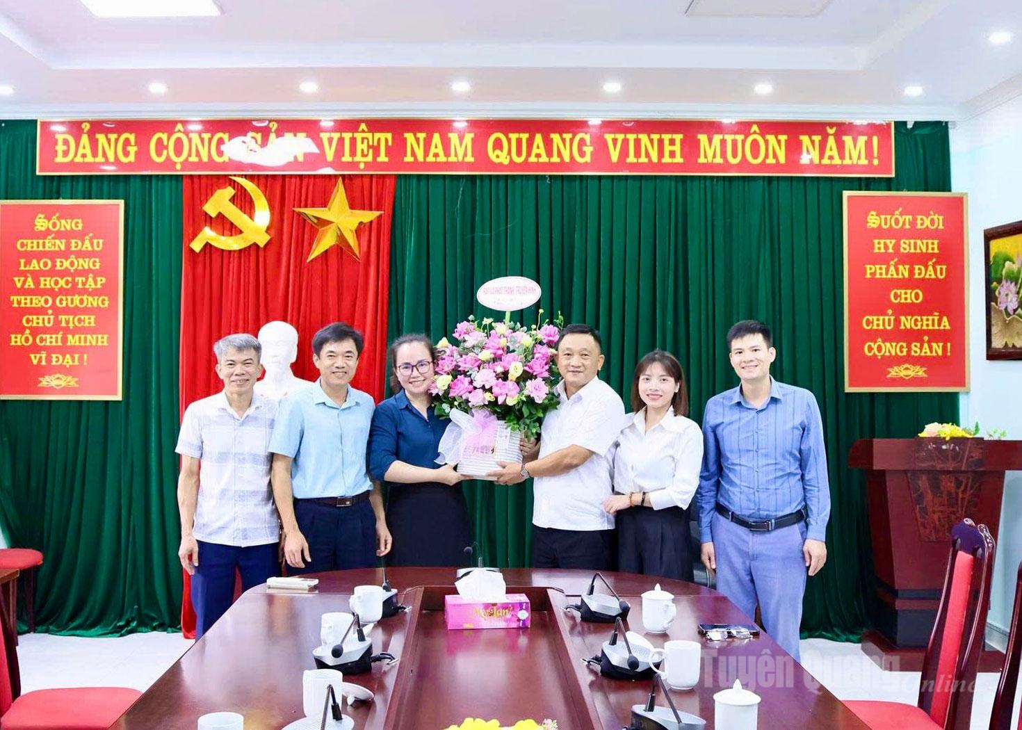 Tidningen Tuyen Quang, radio och tv gratulerar den provinsiella partikommitténs inspektionskommission med anledning av 77-årsdagen av partiinspektionssektorns traditionella dag.