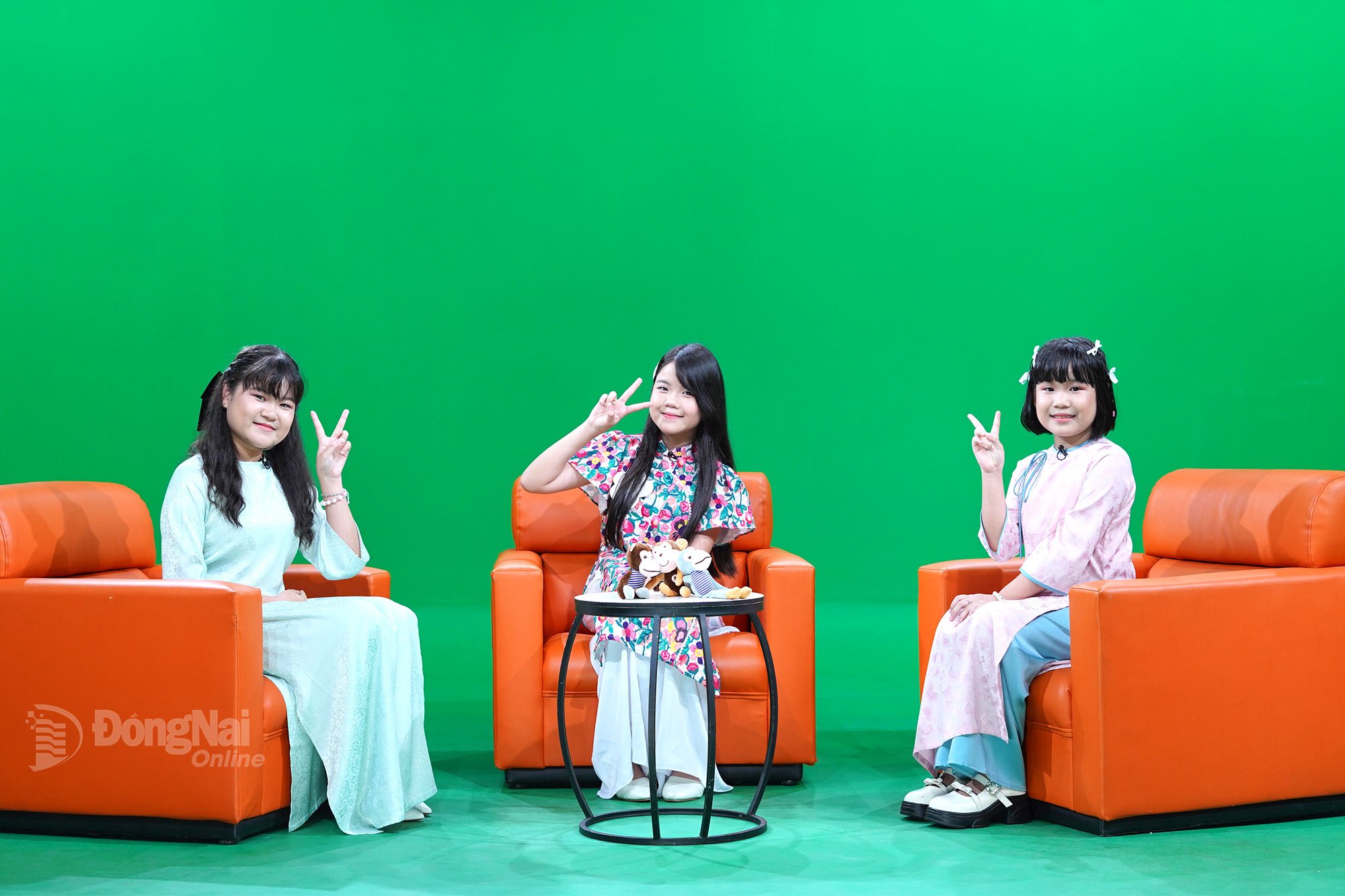 Child singer Minh Vy interacts with 2 MCs San San and An An in the program 