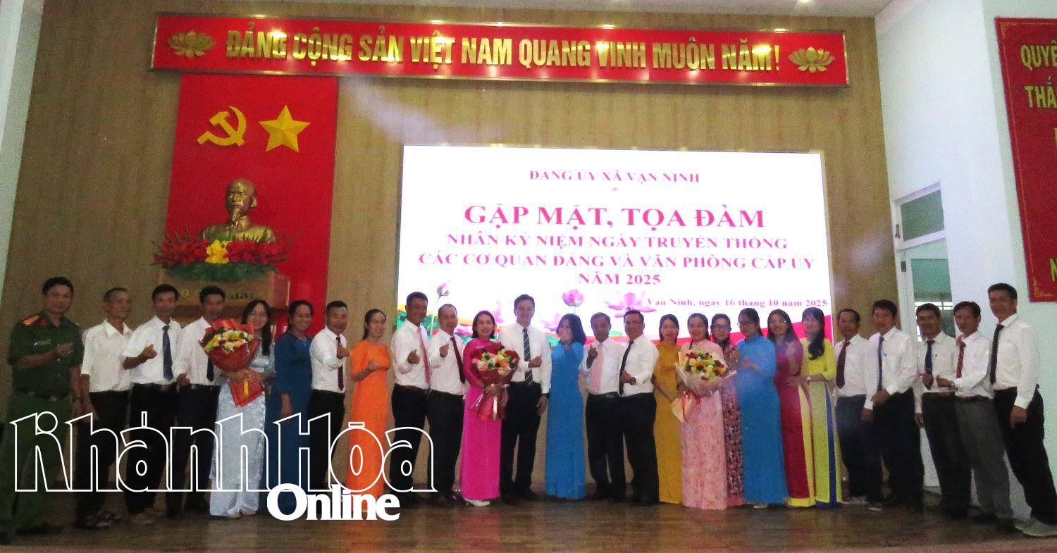 Các đại biểu chụp hình lưu niệm tại buổi gặp mặt.