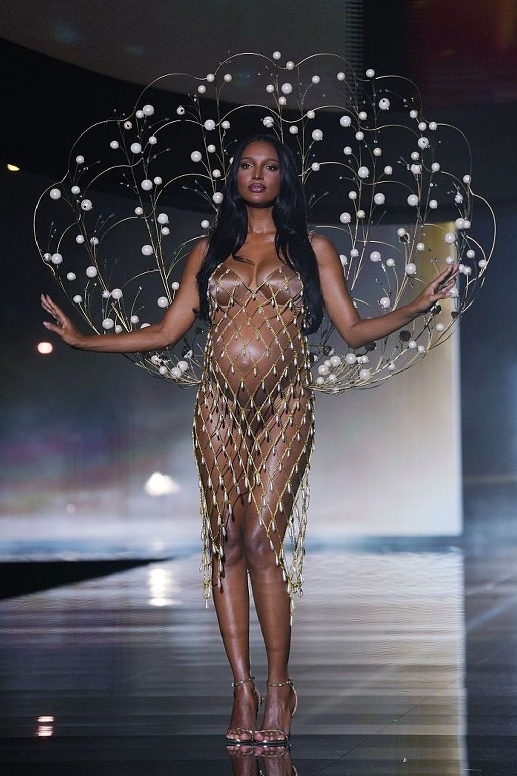 Siêu mẫu bế bụng bầu gây sốt khi mở màn show Victoria’s Secret 2025 - 2