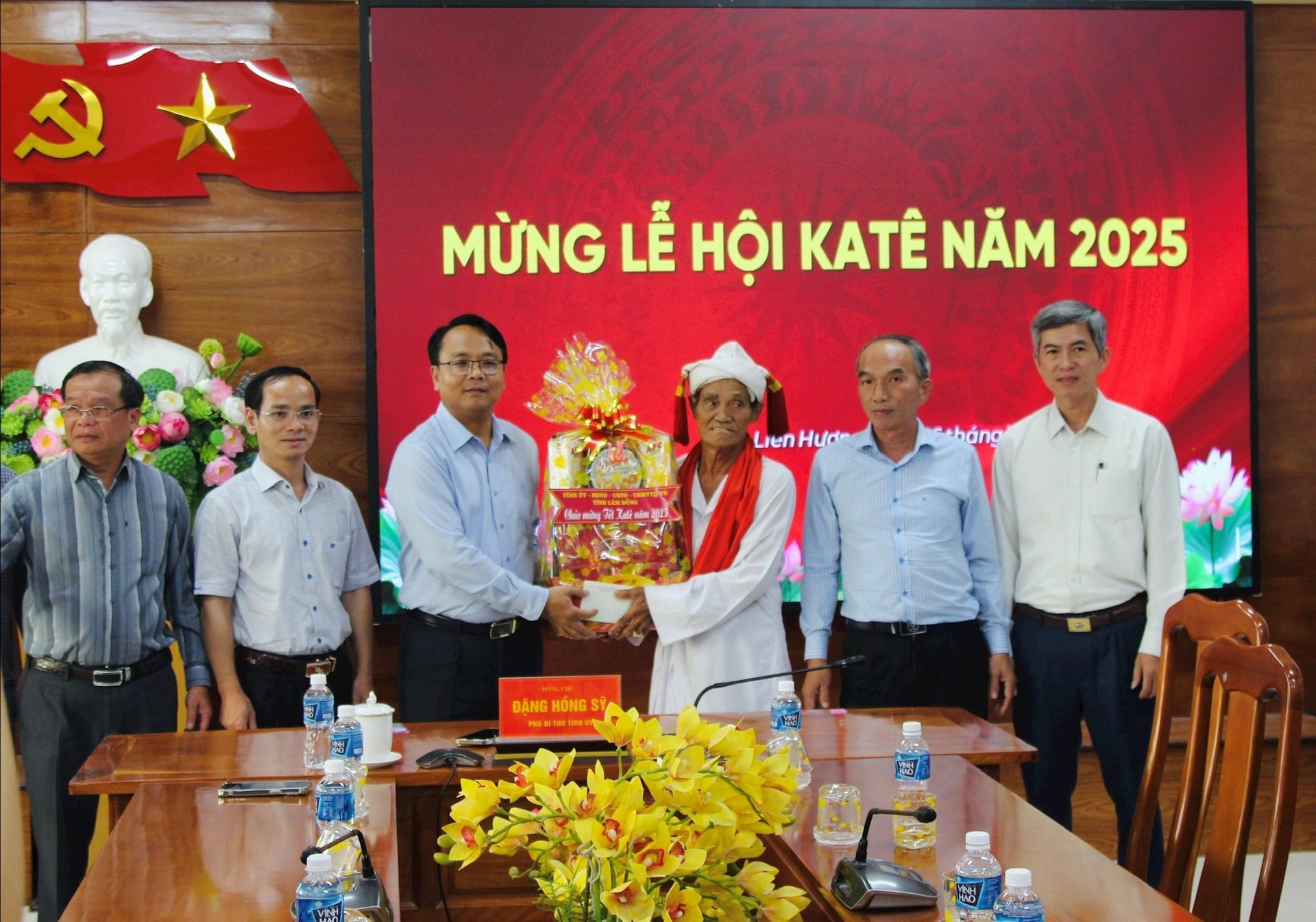 El subsecretario del Comité del Partido Provincial de Lam Dong, Dang Hong Sy, entregó un obsequio al Sr. Thuong Xuan Huu (aldea de Lac Tri).