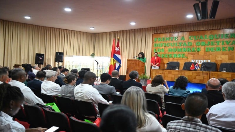 Pengarah Institut Ekonomi Hijau Duong Thi Bich Diep bercakap pada majlis pelancaran Rangkaian Bioteknologi Pertanian dan Penjagaan Kesihatan Semulajadi Vietnam-Cuba di La Habana.