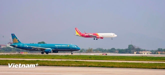 Fly tar av og lander på en flyplass i Vietnam. (Foto: Viet Hung/Vietnam+)