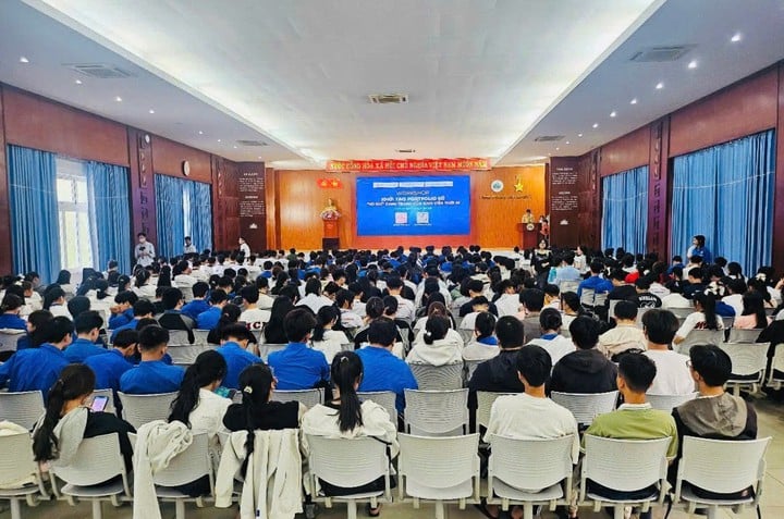 Sinh viên Khánh Hòa bùng nổ hứng khởi với chuỗi Workshop “Khởi tạo Portfolio số - Vũ khí cạnh tranh của sinh viên thời AI” - Ảnh 2.