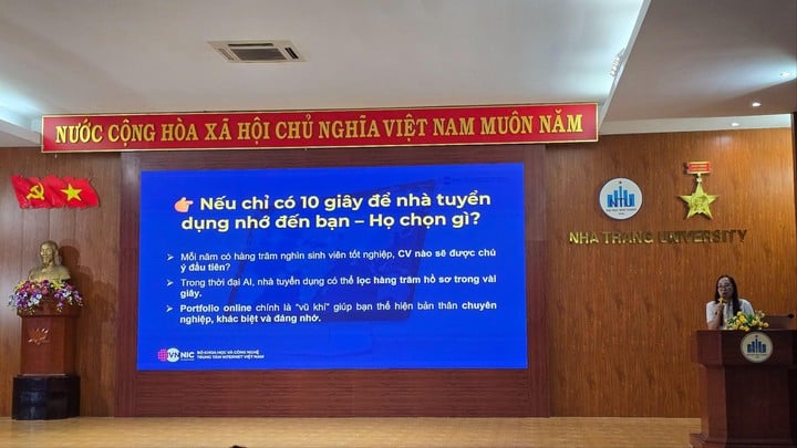 Sinh viên Khánh Hòa bùng nổ hứng khởi với chuỗi Workshop “Khởi tạo Portfolio số - Vũ khí cạnh tranh của sinh viên thời AI” - Ảnh 5.