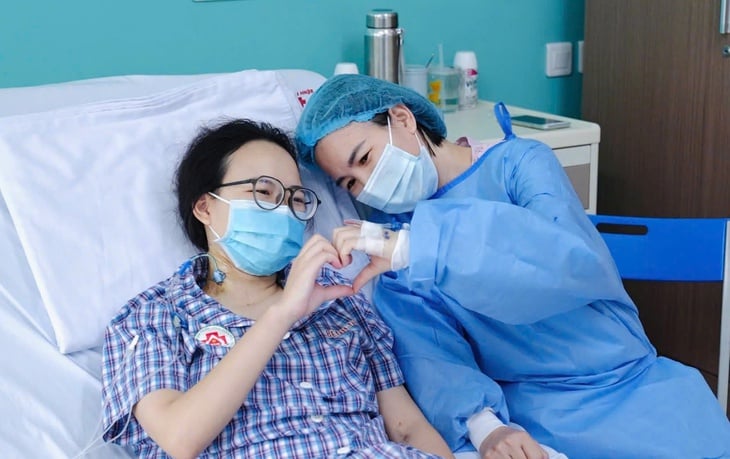 Mother with different blood types can still donate liver to save 17-year-old daughter - Photo 1. Mẹ không cùng nhóm máu vẫn có thể hiến gan cứu con gái 17 tuổi - Ảnh 1.
