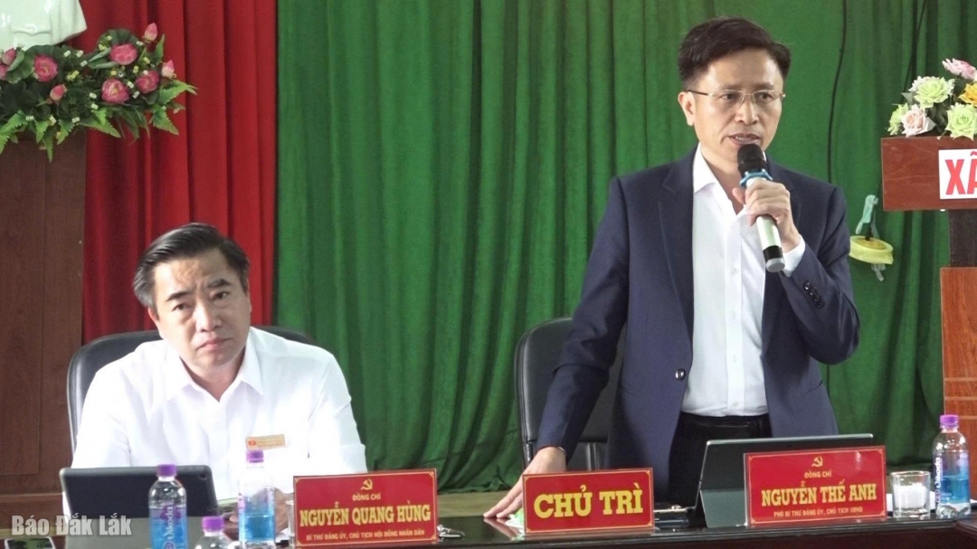 Chairman of Cu Pong Commune People's Committee Nguyen The Anh spoke at the meeting.
