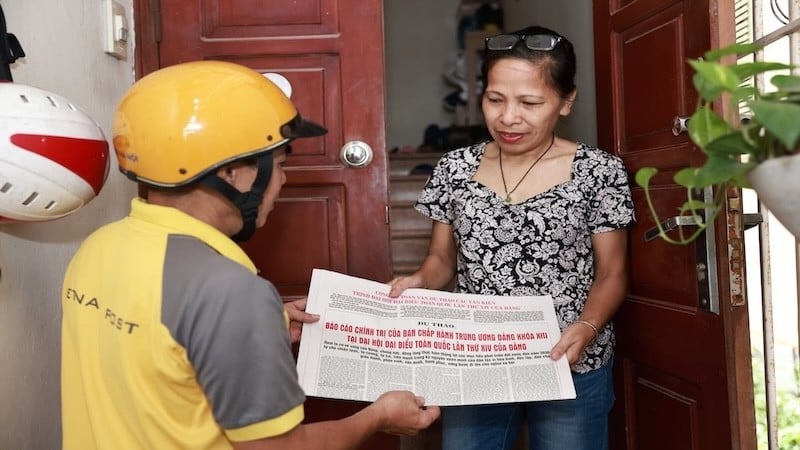 Postal worker hand-delivered the supplement to reader Tran Thi Thu Huong (Hoan Kiem) on the morning of October 16.