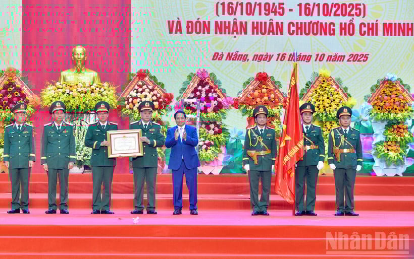 O primeiro-ministro Pham Minh Chinh entrega a Medalha Ho Chi Minh às Forças Armadas da Região Militar 5. (Foto: Thanh Giang)