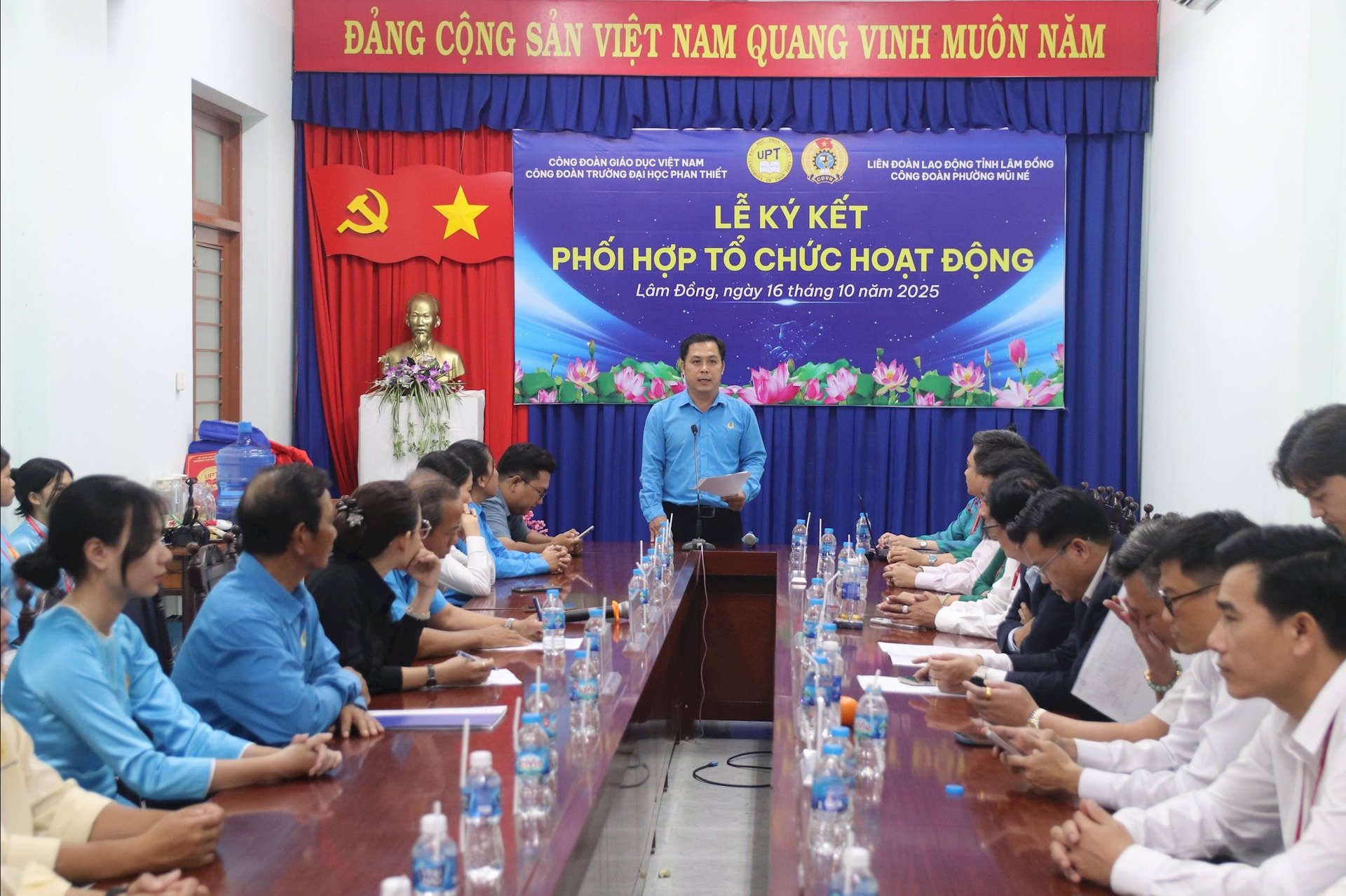 Ο σύντροφος Tran Ngoc Phuc, Αντιπρόεδρος της Επιτροπής Πατριωτικού Μετώπου της Περιφέρειας και Πρόεδρος του Συνδικάτου της Περιφέρειας Mui Ne, μίλησε για τη σημασία του προγράμματος συνεργασίας των συνδικάτων.