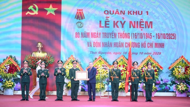 O Secretário-Geral To Lam entrega a Medalha Ho Chi Minh às Forças Armadas da Região Militar 1. (Foto: DANG KHOA)