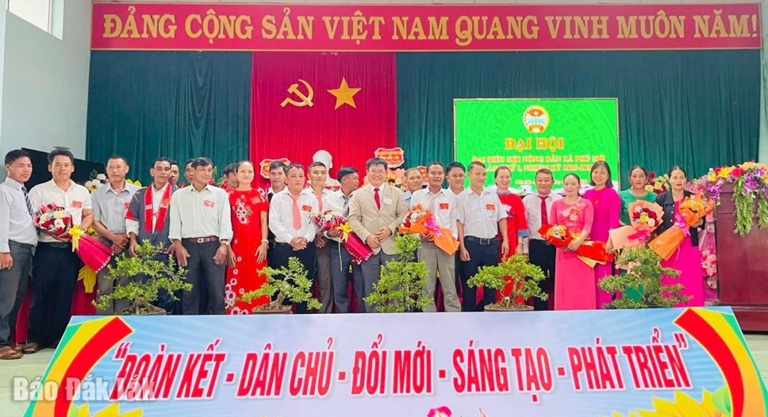 Lãnh đạo xã Phú Mỡ tặng hoa chúc mừng Ban chấp hành mới ra mắt đại hội.