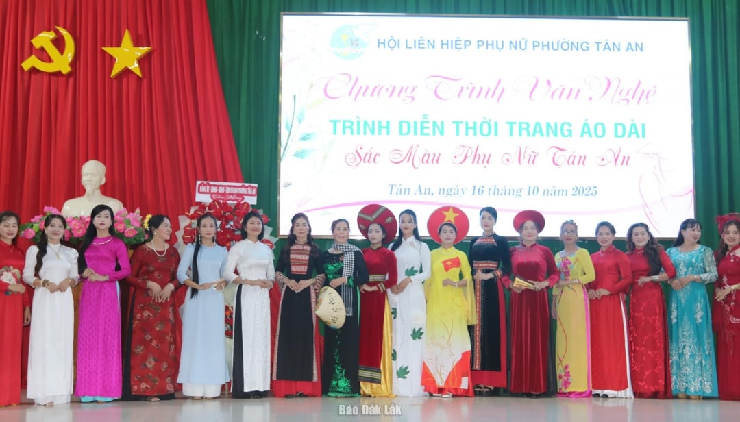 ບັນດາ​ສະມາຊິກ​ສະຫະພັນ​ແມ່ຍິງ​ແຂວງ ​ເຕີນ​ແອ​ງ ​ໄດ້​ດຳ​ເນີນ​ງານ​ບຸນ Ao Dai ດ້ວຍ​ຫົວ​ຂໍ້ “ສີສັນ​ຂອງ​ແມ່​ຍິງ Tan An”.