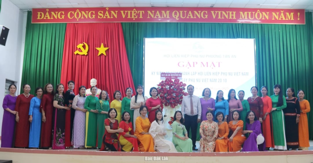 ການ​ນຳ​ຄຸ້ມ​ຄອງ​ນະ​ຄອນ ເຕີນ​ອານ ໄດ້​ມອບ​ດອກ​ໄມ້​ສະ​ແດງ​ຄວາມ​ຊົມ​ເຊີຍ​ຕໍ່​ສະ​ຫະ​ພັນ​ແມ່​ຍິງ​ຫວ​ດ​ເຕີນ​ອານ ເນື່ອງ​ໃນ​ໂອ​ກາດ​ສະ​ເຫຼີມ​ສະ​ຫຼອງ 95 ປີ​ແຫ່ງ​ວັນ​ສ້າງ​ຕັ້ງ​ສະ​ຫະ​ພັນ​ແມ່​ຍິງ​ຫວຽດ​ນາມ (20/10/1930 – 20/10/2025).