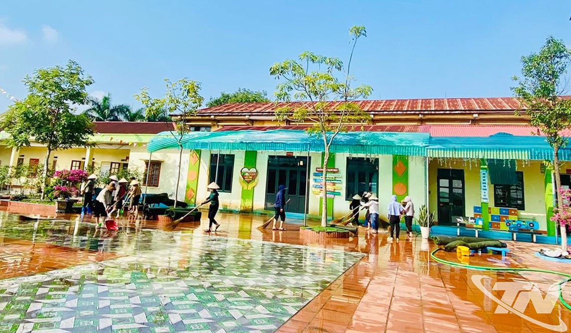 খা সোন কমিউনের স্কুলগুলির শিক্ষক এবং অভিভাবকরা জরুরি ভিত্তিতে শ্রেণীকক্ষ পরিষ্কার এবং সংস্কার করেছেন।