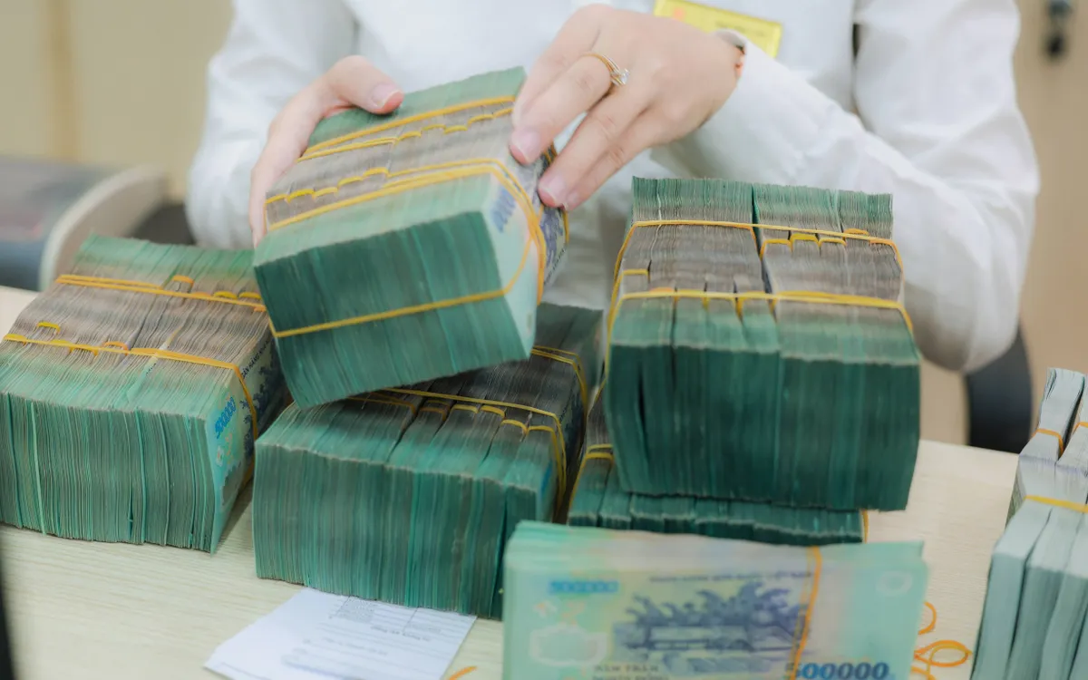 Die Senkung der Zinssätze ist ein Versuch, Unternehmen bei der Erholung und Ausweitung ihrer Produktion zu unterstützen. Động thái giảm lãi suất thể hiện nỗ lực hỗ trợ doanh nghiệp phục hồi và mở rộng sản xuất