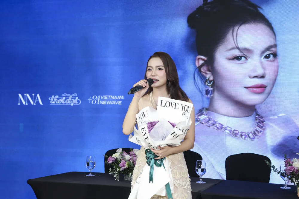 อัลบั้มนี้ได้รับการเตรียมโดยนักร้อง Nguyen Ngoc Anh เป็นระยะเวลากว่า 2 ปี
