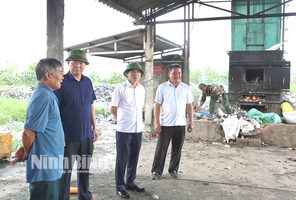 Der stellvertretende Vorsitzende des Volkskomitees der Provinz, Nguyen Anh Chuc, und die Delegation besichtigten den Bereich zur Behandlung von Hausmüll in der Gemeinde Hien Khanh.