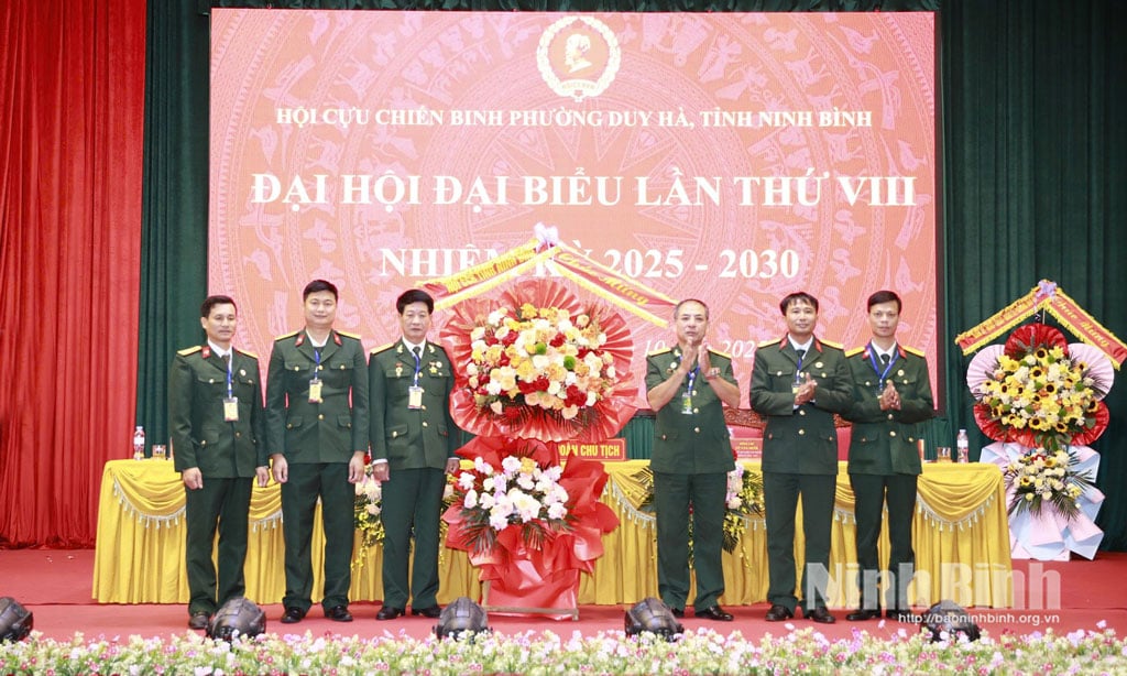 ການນຳສະມາຄົມນັກຮົບເກົ່າແຂວງ ມອບດອກໄມ້ອວຍພອນກອງປະຊຸມໃຫຍ່.