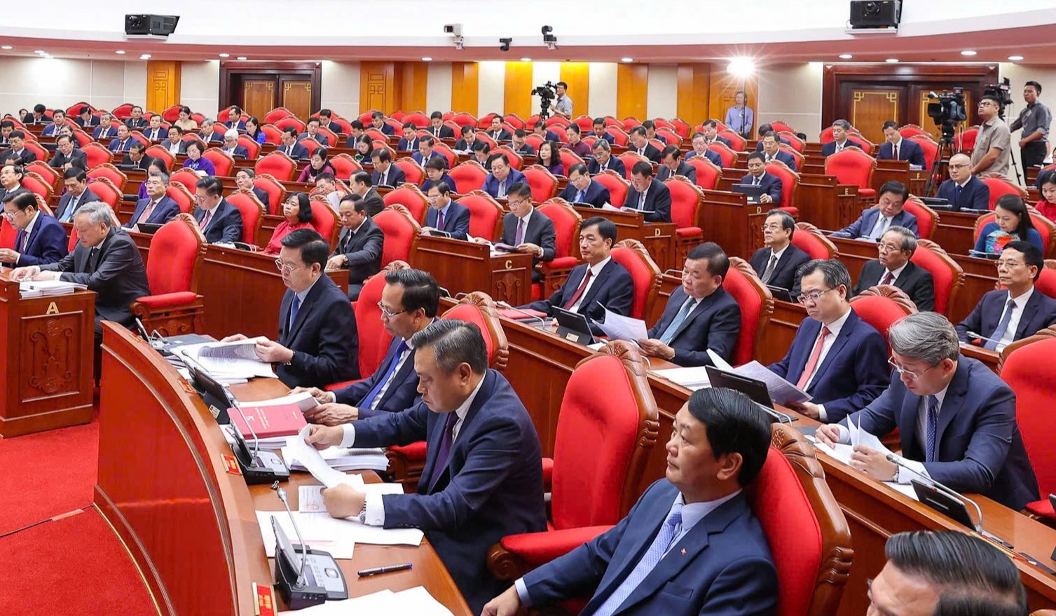 Bộ Chính trị: Đánh giá cán bộ hằng quý, điều chuyển khi không hoàn thành nhiệm vụ- Ảnh 1.