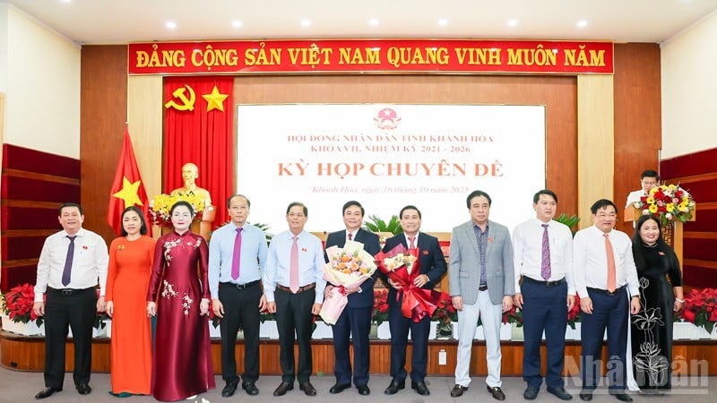 Líderes da província de Khanh Hoa entregaram flores para parabenizar o camarada Lam Dong e o camarada Lu Thanh Hai. (Foto: Colaborador)
