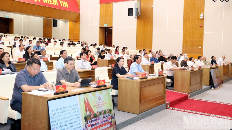 Delegații care participă la conferință la Centrul de Convenții Provincial Tuyen Quang.