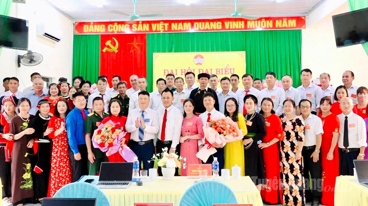 ການ​ນຳ​ຂອງ​ຕາ​ແສງ​ວິ້ງ​ທ້ວນ​ໄດ້​ມອບ​ດອກ​ໄມ້​ສະ​ແດງ​ຄວາມ​ຊົມ​ເຊີຍ​ຕໍ່​ບັນ​ດາ​ຜູ້​ແທນ​ເຂົ້າ​ຮ່ວມ​ຄະ​ນະ​ກຳ​ມະ​ການ​ແນວ​ໂຮມ​ປະ​ເທດ​ຊາດ​ຫວຽດ​ນາມ ຄັ້ງ​ທຳ​ອິດ​ຂອງ​ຕາ​ແສງ ຫວຽດ​ນາມ ໄລ​ຍະ 2025-2030.