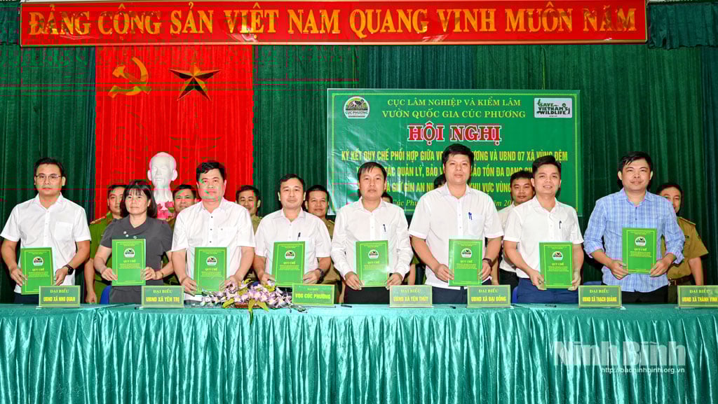 ຜູ້​ຕາງ​ໜ້າ​ຄະ​ນະ​ກຳ​ມະ​ການ​ປະ​ຊາ​ຊົນ​ຕາ​ແສງ​ເຂດ​ກັນ​ຊົນ​ໄດ້​ລົງ​ນາມ​ໃນ​ບັນ​ດາ​ລະ​ບຽບ​ການ​ປະ​ສານ​ງານ.
