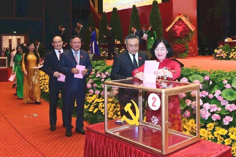 Perwakilan mengundi untuk memilih Jawatankuasa Eksekutif ke-18 Jawatankuasa Parti Bandaraya Hanoi, penggal 2025-2030.