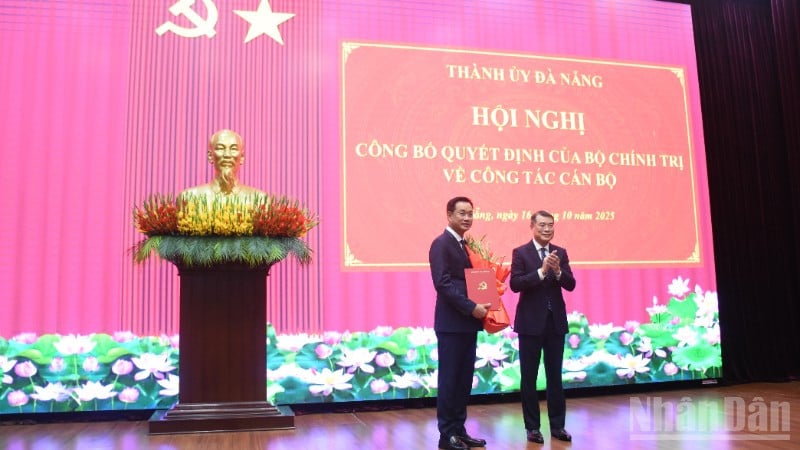 O camarada Le Minh Hung, membro do Politburo, secretário do Comitê Central do Partido e chefe do Comitê Organizador Central, apresentou a decisão do Politburo e flores para parabenizar o camarada Le Ngoc Quang. (Foto: ANH DAO)