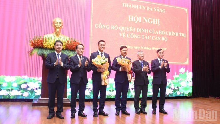 ndo_br_thanh-uy-da-nang-tang-hoa-48.jpg