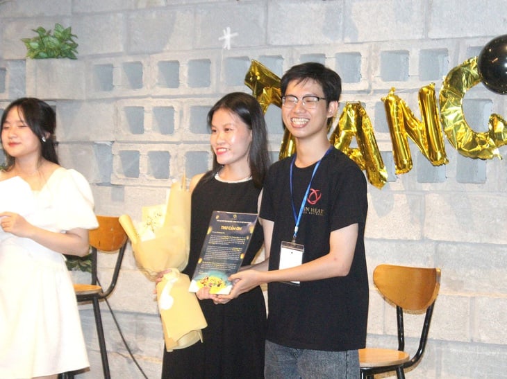 Bravely choosing a new major, female student achieved double valedictorian in English Language - Photo 2. THỦ KHOA - Ảnh 2.