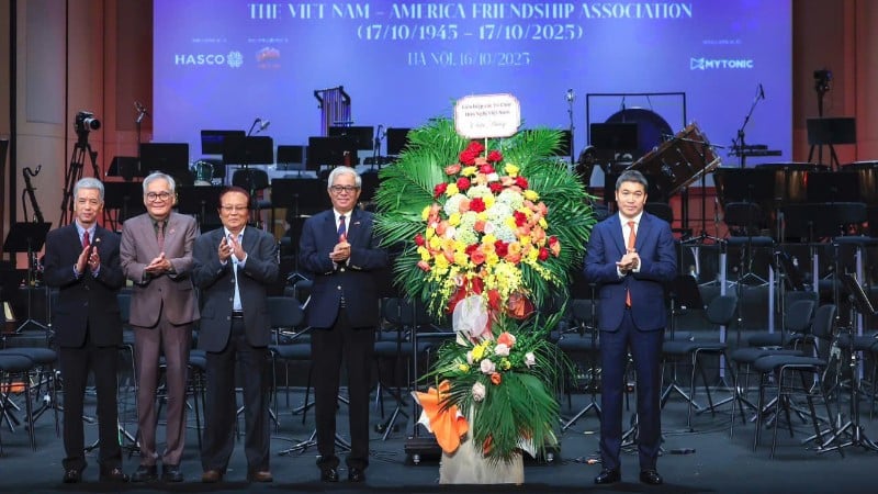 Ordföranden för Vietnams vänskapsorganisationsunion, Phan Anh Son (längst till höger), överlämnar blommor för att gratulera Vietnam-USA-föreningen. (Foto: Manh Nguyen)