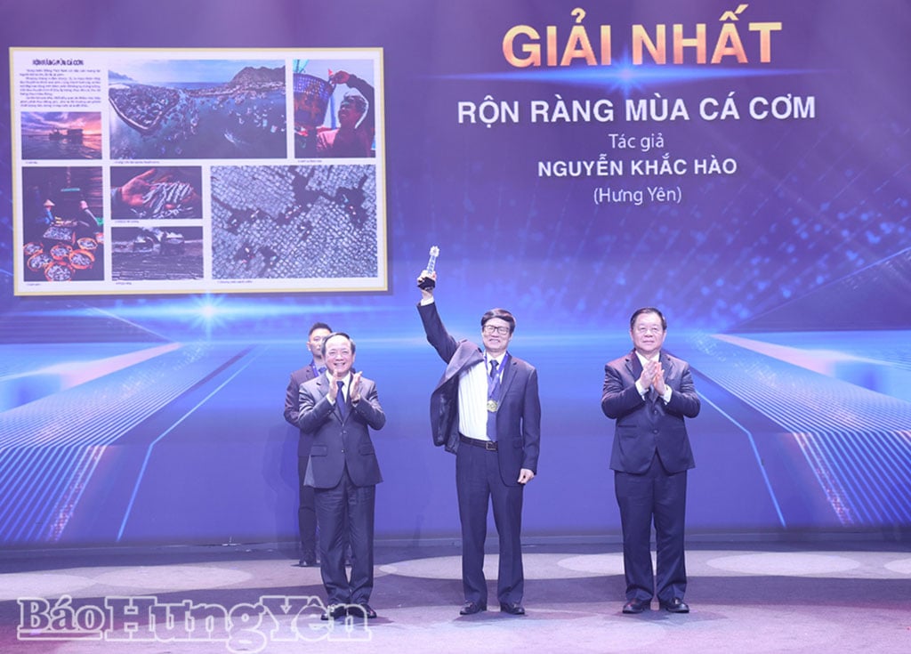 សមមិត្ត Nguyen Trong Nghia សមាជិកការិយាល័យនយោបាយ លេខាគណៈកម្មាធិការមជ្ឈិមបក្ស ប្រធានគណៈកម្មាធិការឃោសនា និងអប់រំមជ្ឈឹម និងឧត្តមសេនីយ៍ Trinh Van Quyet លេខាគណៈកម្មាធិការមជ្ឈិមបក្ស ប្រធាននាយកដ្ឋាននយោបាយនៃកងទ័ពប្រជាជនវៀតណាម ប្រគល់មេដាយមាសជូនអ្នកថតរូប Nguyen Khac Hao ។