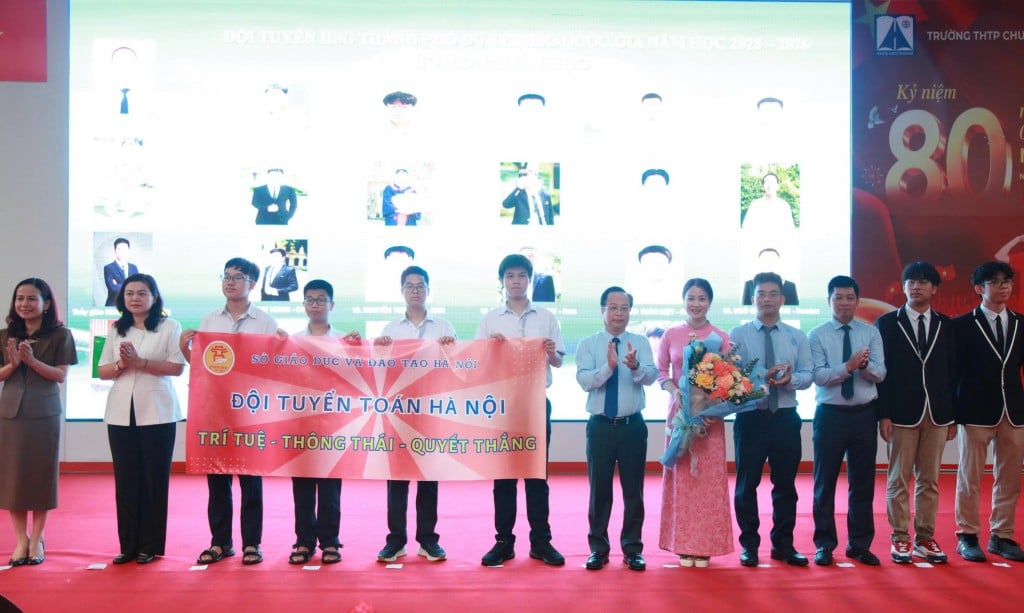 Các đồng chí trong Ban Giám đốc Sở GD&ĐT Hà Nội chúc mừng đội tuyển Toán